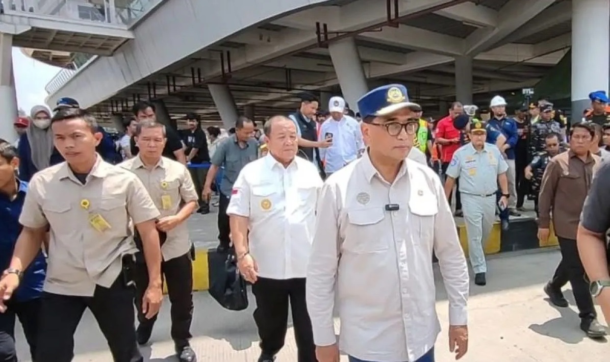 Budi Karya Sumadi Menteri Perhubungan saat berada di Pelabuhan Bakauheni, Lampung, untuk memantau kondisi arus balik pada hari keempat setelah Hari Raya Idulfitri 1445 Hijriah, Minggu (14/4/2024). Foto: Antara