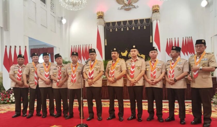 Budi Waseso Ketua Kwarnas Gerakan Pramuka bersama anggota pengurus Kwarnas memberikan keterangan pers di Istana Negara Jakarta, Jumat (5/4/2024). Foto: Antara