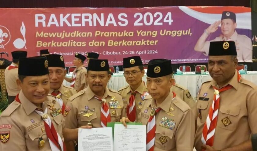 Budi Waseso Ketua Kwartir Nasional Pramuka (kiri) didampingi pimpinan pramuka lainnya memperlihatkan dokumen Pernyataan Sikap Pramuka dalam rapat kerja nasional pramuka di Depok, Jawa Barat, Kamis (25/4/2024). Foto: Antara