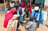 Sebuah keluarga menikmati millet couscous dengan saus okra bersama-sama di Kerawa, wilayah Far North, Kamerun, 7 Agustus 2023.