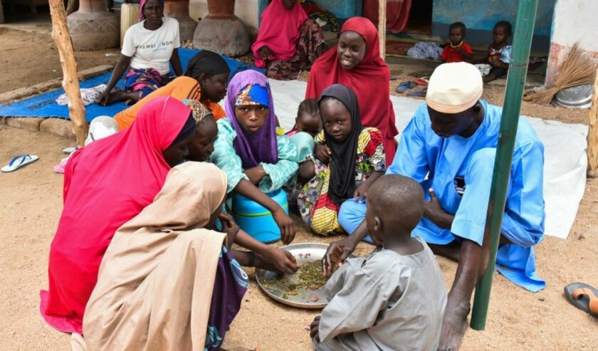 Sebuah keluarga menikmati millet couscous dengan saus okra bersama-sama di Kerawa, wilayah Far North, Kamerun, 7 Agustus 2023.