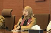 Edi Srimulyanti Direktur Retail dan Niaga PT PLN (Persero) (tengah) memberi keterangan dalam Konferensi Pers Persiapan SPKLU Menjelang Mudik Lebaran di Gedung Kemenko Marves, Jakarta, Kamis (4/4/2024). Foto: Antara