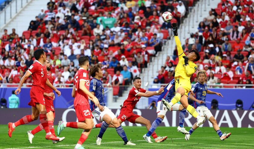 Aksi Ernando Ari Sutaryadi ketika membela Timnas Indonesia melawan Jepang di Piala Asia 2023 di Qatar. Foto: Reuters