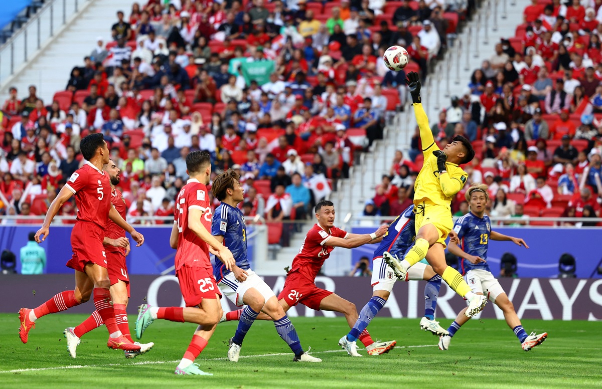 Aksi Ernando Ari Sutaryadi ketika membela Timnas Indonesia melawan Jepang di Piala Asia 2023 di Qatar. Foto: Reuters