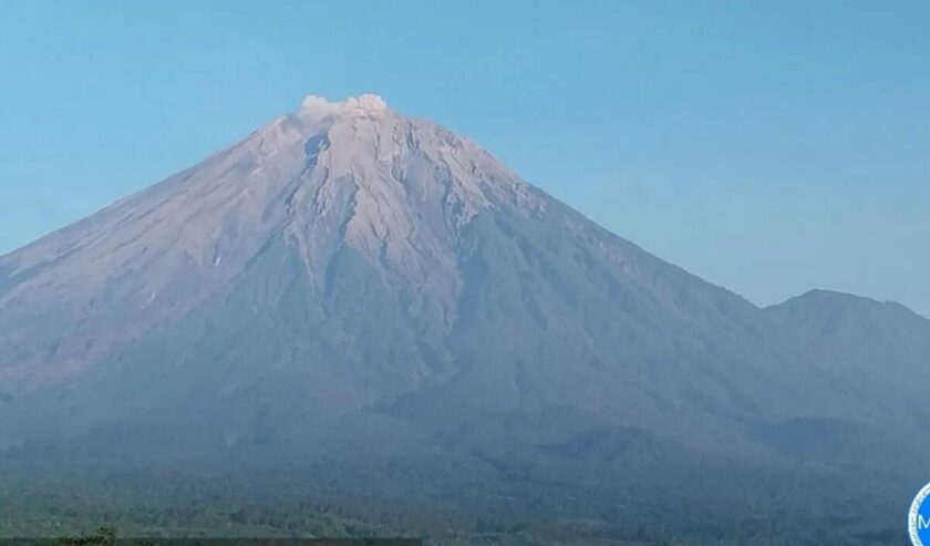 Erupsi Gunung Semeru pada Sabtu, pukul 06.10 WIB