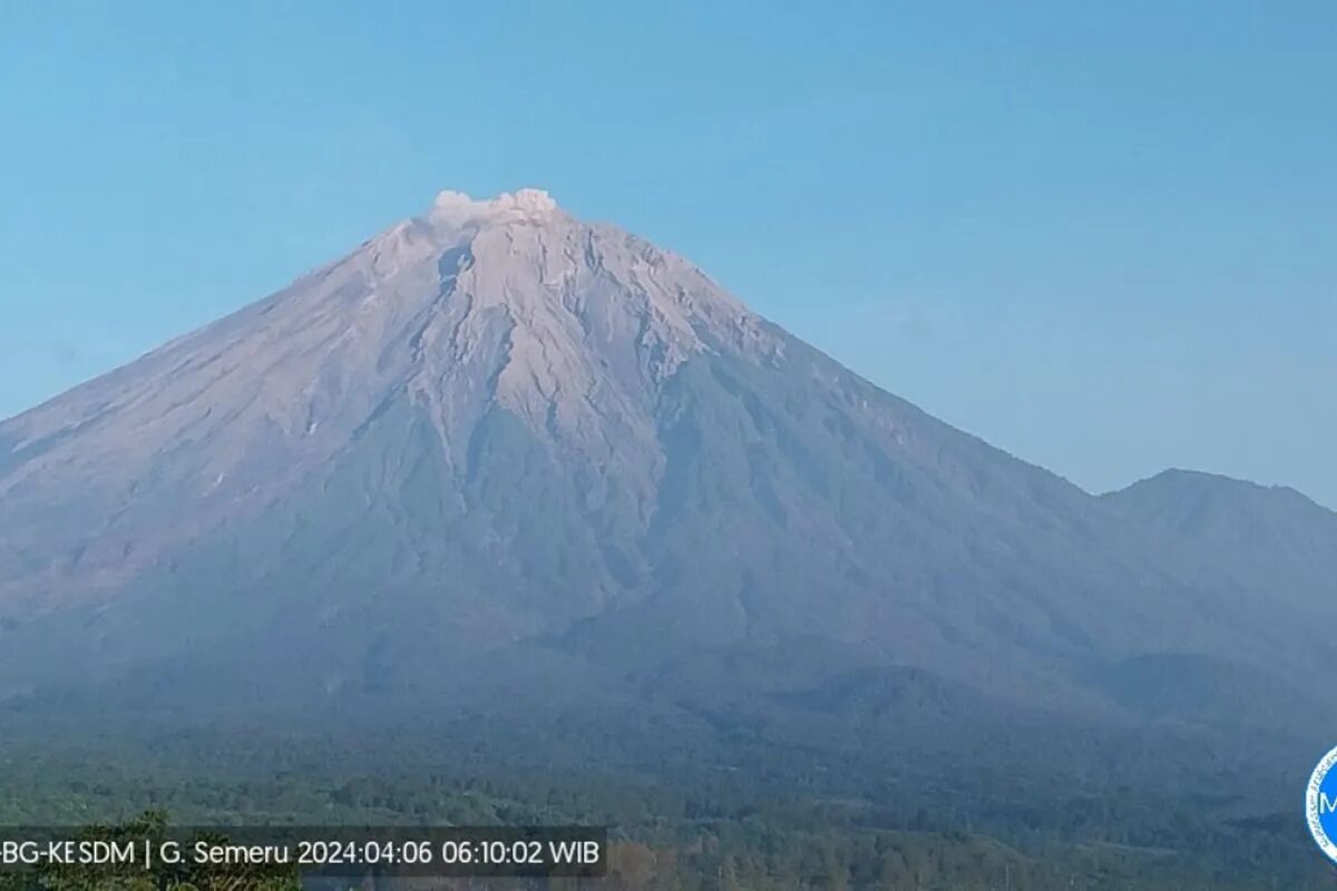 Erupsi Gunung Semeru pada Sabtu, pukul 06.10 WIB
