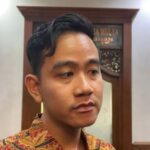 Gibran Rakabuming Raka Wali Kota Surakarta memberikan keterangan kepada wartawan di Solo, Jawa Tengah, Senin (22/4/2024). Foto: Antara
