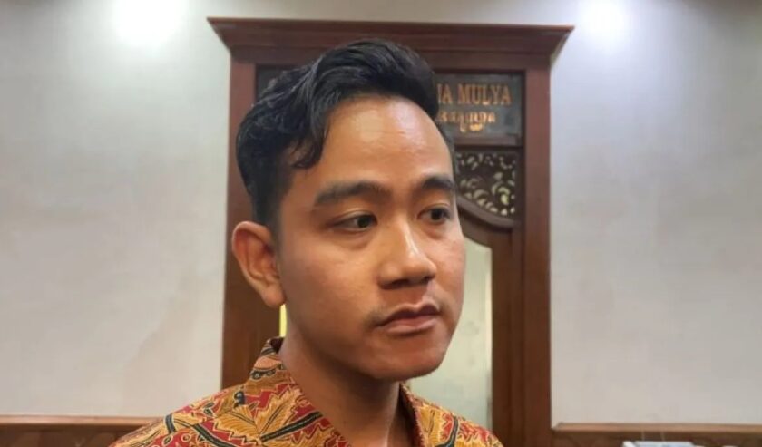 Gibran Rakabuming Raka Wali Kota Surakarta memberikan keterangan kepada wartawan di Solo, Jawa Tengah, Senin (22/4/2024). Foto: Antara