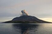 Gunung Ruang di Kepulauan Sitaro, Sulawesi Utara masih mengeluarkan asap vulkanik, Jumat (19/4/2024). Foto: Antara