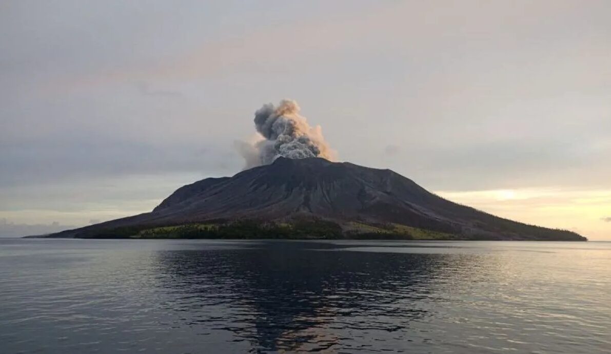 Gunung Ruang di Kepulauan Sitaro, Sulawesi Utara masih mengeluarkan asap vulkanik, Jumat (19/4/2024). Foto: Antara