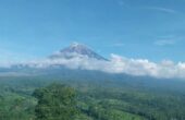 Gunung Semeru mengalami erupsi pada Minggu (21/4/2024) pagi sekira pukul 07.47 WIB. Foto: PVMBG