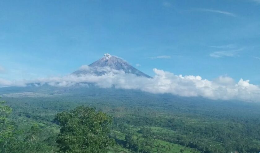 Gunung Semeru mengalami erupsi pada Minggu (21/4/2024) pagi sekira pukul 07.47 WIB. Foto: PVMBG