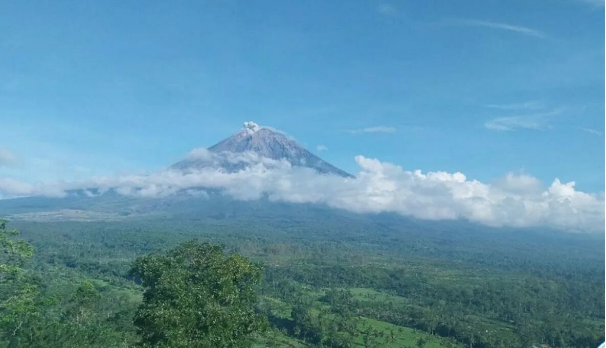 Gunung Semeru mengalami erupsi pada Minggu (21/4/2024) pagi sekira pukul 07.47 WIB. Foto: PVMBG