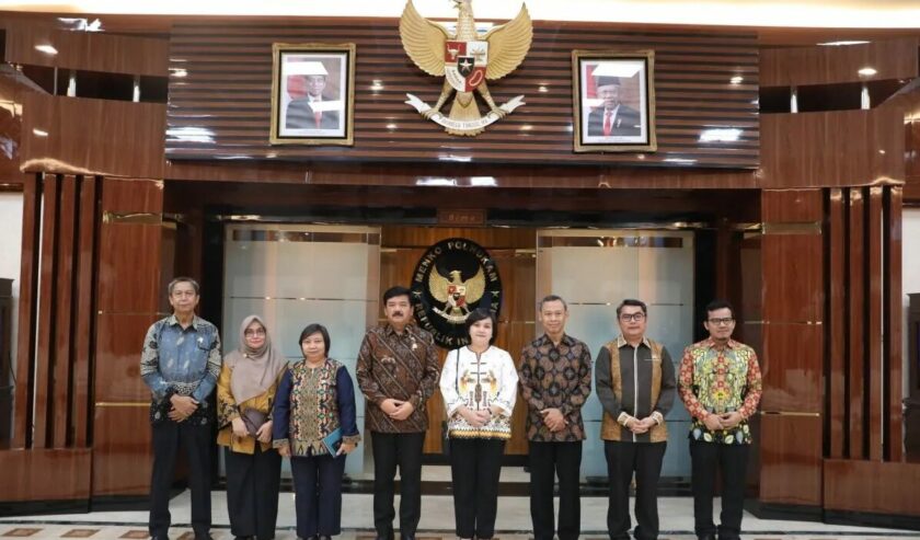 Hadi Tjahjanto Menteri Koordinator Bidang Politik, Hukum, dan Keamanan (Menko Polhukam) Marsekal TNI (Purn.) (empat kiri) berfoto bersama jajaran komisioner Komnas HAM saat mereka bertemu di Kantor Kemenko Polhukam, Jakarta, Rabu (3/4/2024). Foto: Antara