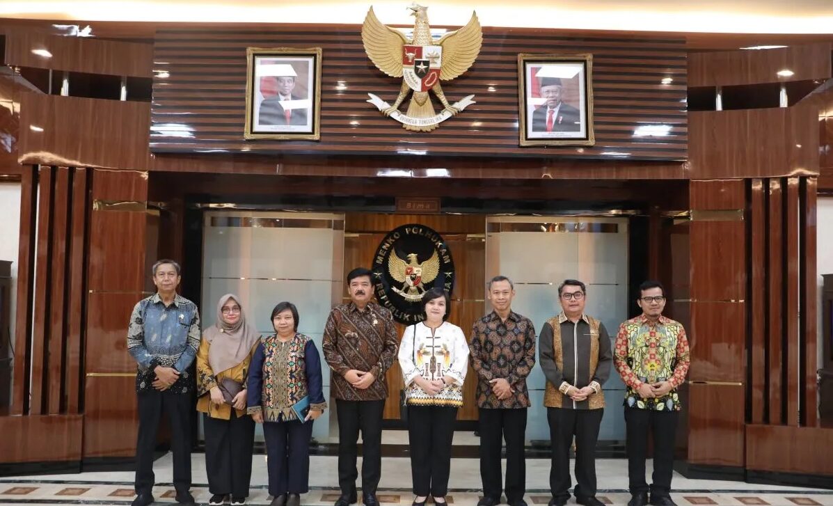 Hadi Tjahjanto Menteri Koordinator Bidang Politik, Hukum, dan Keamanan (Menko Polhukam) Marsekal TNI (Purn.) (empat kiri) berfoto bersama jajaran komisioner Komnas HAM saat mereka bertemu di Kantor Kemenko Polhukam, Jakarta, Rabu (3/4/2024). Foto: Antara