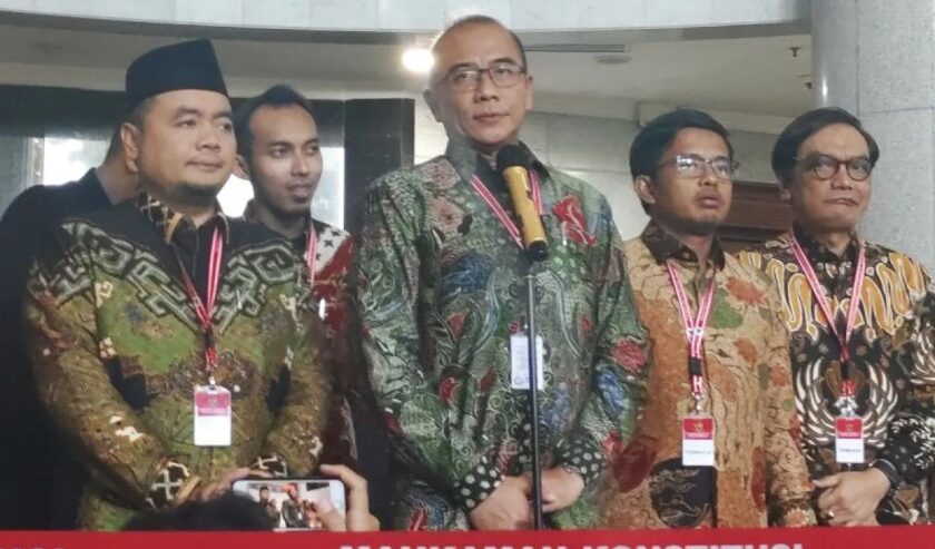 Hasyim Asy'ari Ketua Komisi Pemilihan Umum (KPU) RI berbicara dengan awak media setelah sidang pembacaan putusan untuk perkara PHPU Pilpres 2024 di Gedung Mahkamah Konstitusi, Jakarta, Senin (22/4/2024). Foto: Antara