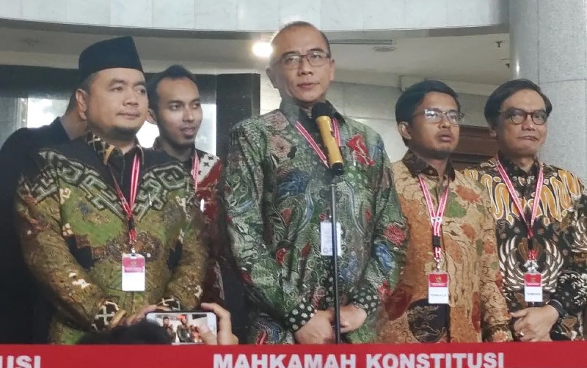 Hasyim Asy'ari Ketua Komisi Pemilihan Umum (KPU) RI berbicara dengan awak media setelah sidang pembacaan putusan untuk perkara PHPU Pilpres 2024 di Gedung Mahkamah Konstitusi, Jakarta, Senin (22/4/2024). Foto: Antara