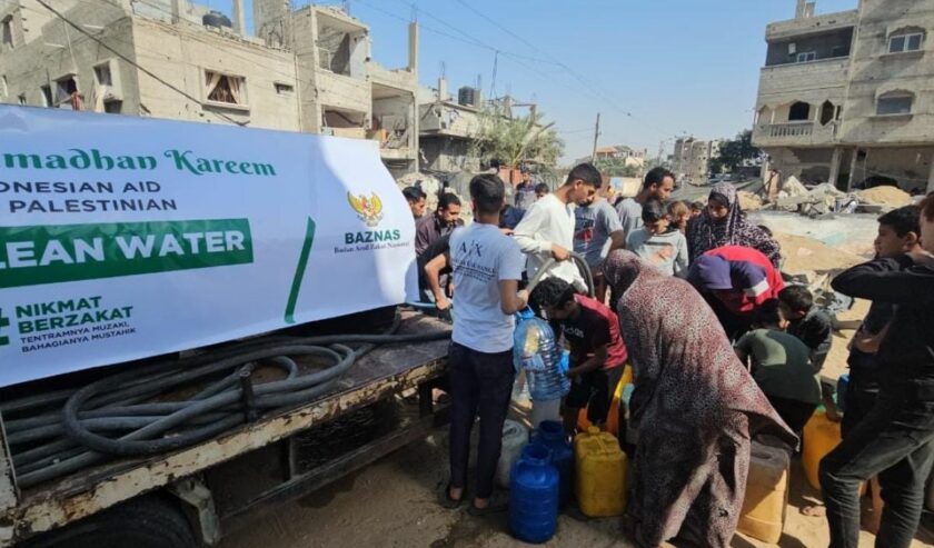 Pengungsi Palestina yang berada di Rafah saat mengantre air bersih untuk keperluan sehari-hari.