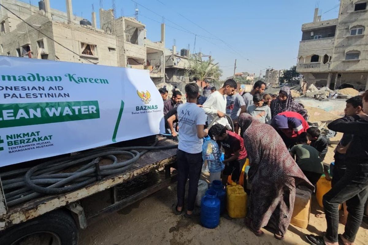 Pengungsi Palestina yang berada di Rafah saat mengantre air bersih untuk keperluan sehari-hari.