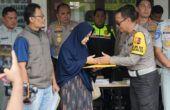 Aan Suhanan Irjen Pol. Kepala Korps Lalu Lintas (Kakorlantas) Polri menyerahkan tali asih kepada keluarga korban kecelakaan lalu lintas KM 58 di RSUD Karawang, Jawa Barat, Selasa (9/4/2024)