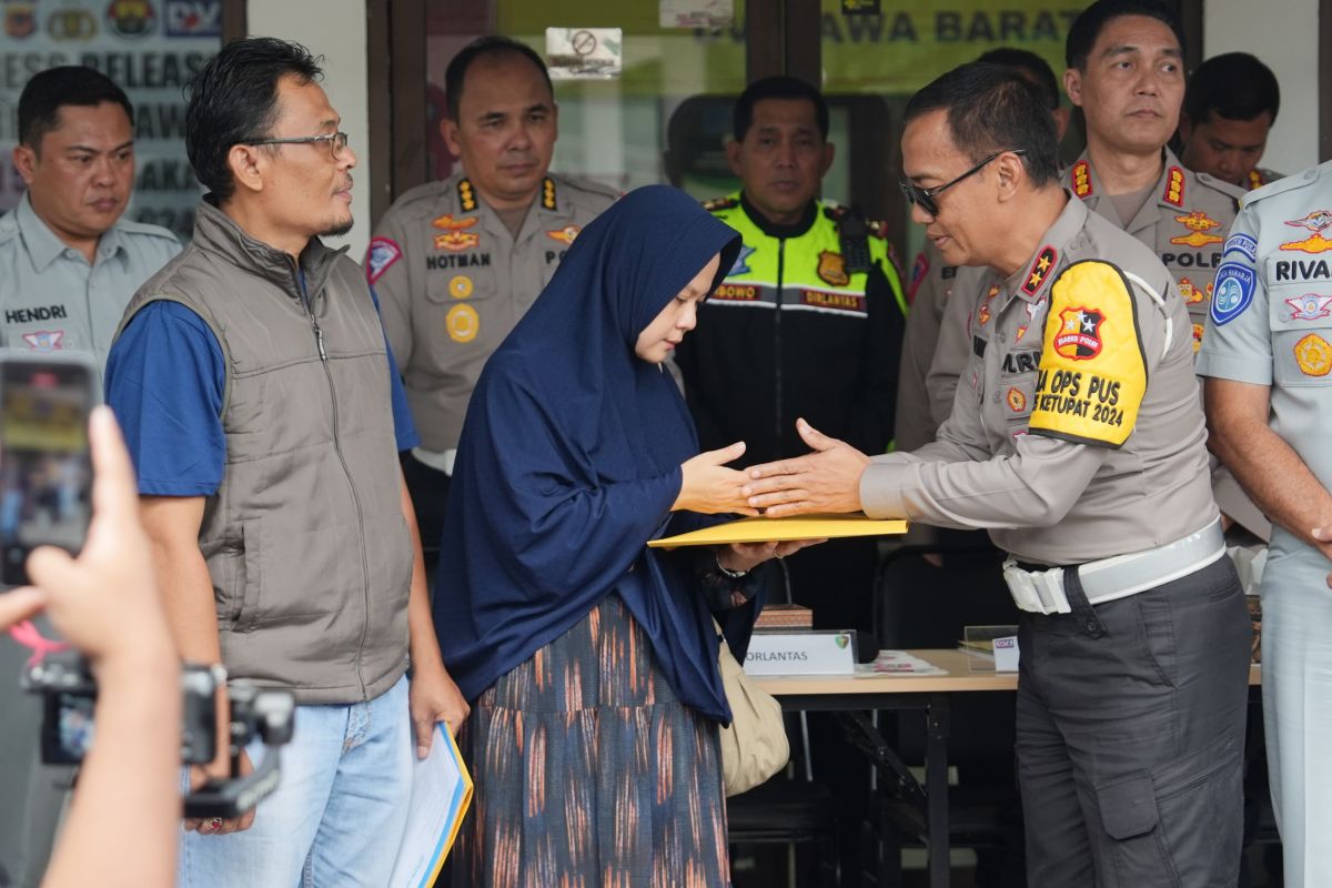 Aan Suhanan Irjen Pol. Kepala Korps Lalu Lintas (Kakorlantas) Polri menyerahkan tali asih kepada keluarga korban kecelakaan lalu lintas KM 58 di RSUD Karawang, Jawa Barat, Selasa (9/4/2024)