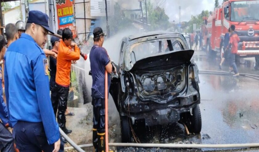 Mobil terbakar di Kota Palangka Raya, Kalimantan Tengah