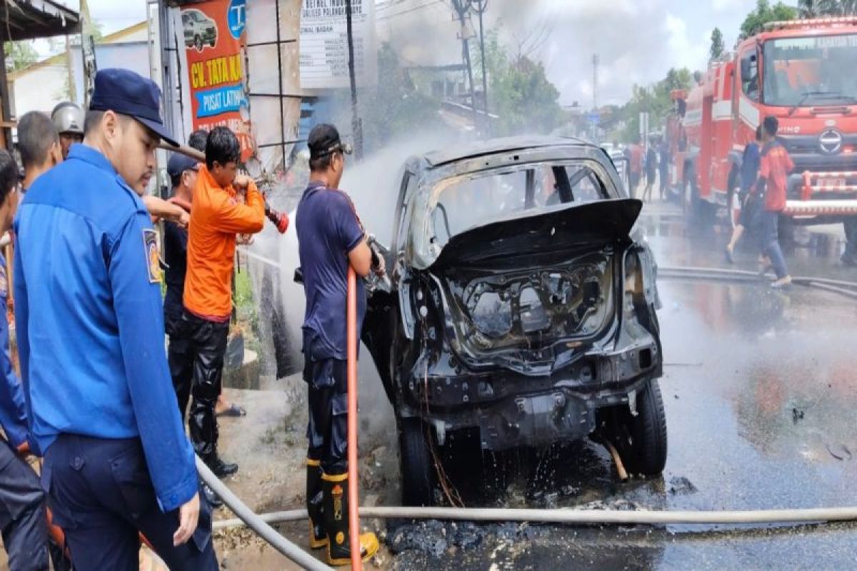 Mobil terbakar di Kota Palangka Raya, Kalimantan Tengah
