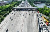 Suasana arus lalu lintas kendaraan di Gerbang Tol Cikampek Utama. Foto: Jasa Marga