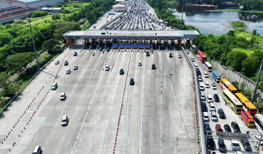 Suasana arus lalu lintas kendaraan di Gerbang Tol Cikampek Utama. Foto: Jasa Marga