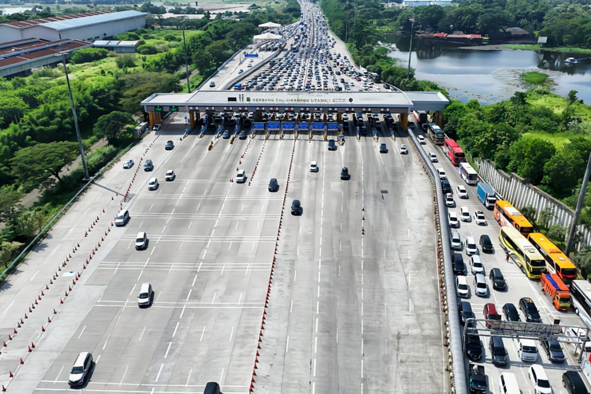 Suasana arus lalu lintas kendaraan di Gerbang Tol Cikampek Utama. Foto: Jasa Marga