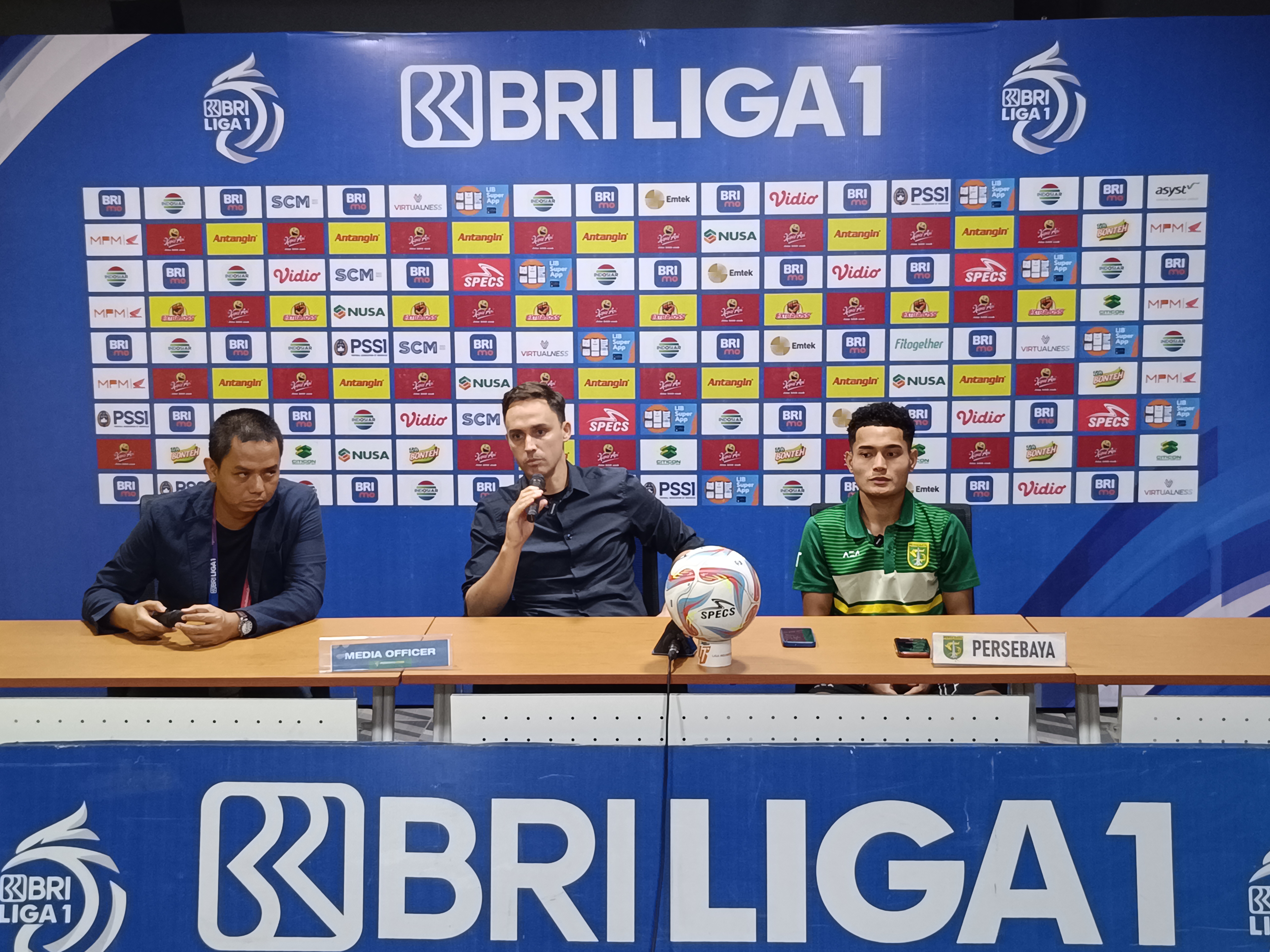 Paul Munster (kanan) head coach Persebaya bersama Mikael Tata (kanan) pemain Persebaya dalam sesi conference press di Stadion Gelora Bung Tomo (GBT) Surabaya, Rabu (24/4/2024).