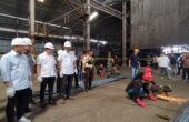 Zulkifli Hasan Menteri Perdagangan (Mendag) RI (pertama kiri) meninjau pemusnahan baja tulang beton yang tak sesuai SNI, di Cikande, Serang, Banten, Jumat (26/4/2024).