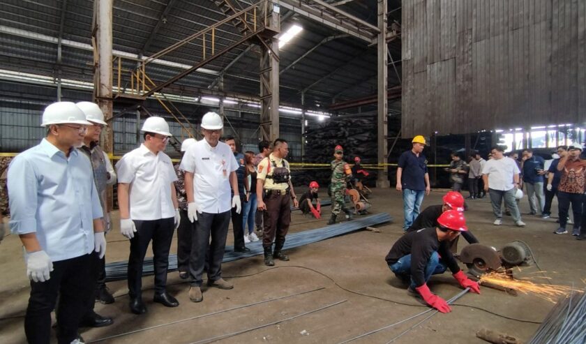 Zulkifli Hasan Menteri Perdagangan (Mendag) RI (pertama kiri) meninjau pemusnahan baja tulang beton yang tak sesuai SNI, di Cikande, Serang, Banten, Jumat (26/4/2024).