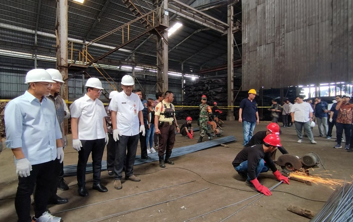 Zulkifli Hasan Menteri Perdagangan (Mendag) RI (pertama kiri) meninjau pemusnahan baja tulang beton yang tak sesuai SNI, di Cikande, Serang, Banten, Jumat (26/4/2024).