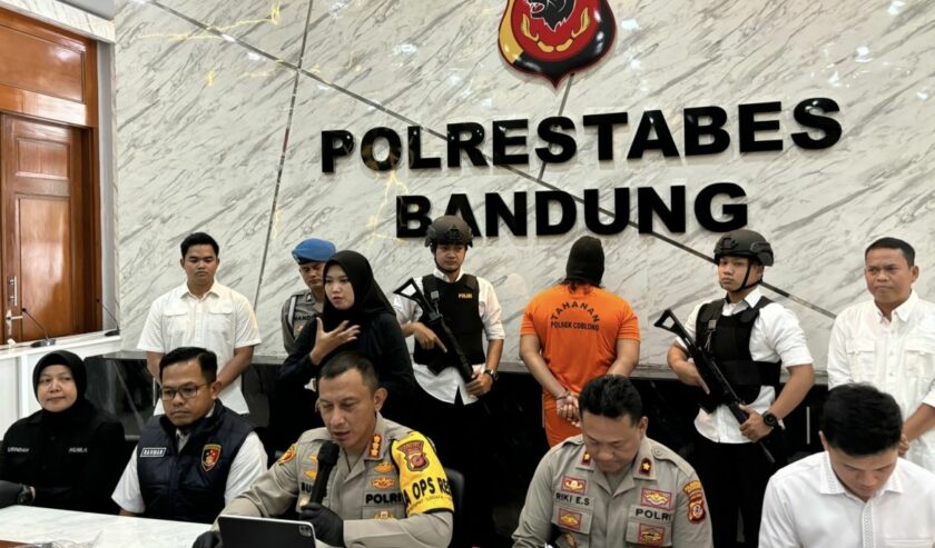 Kombes Pol. Budi Sartono Kapolrestabes Bandung saat ungkap kasus pembunuhan seorang wanita di Mapolrestabes Bandung, Jawa Barat, Senin (15/4/2024). Foto: Antara