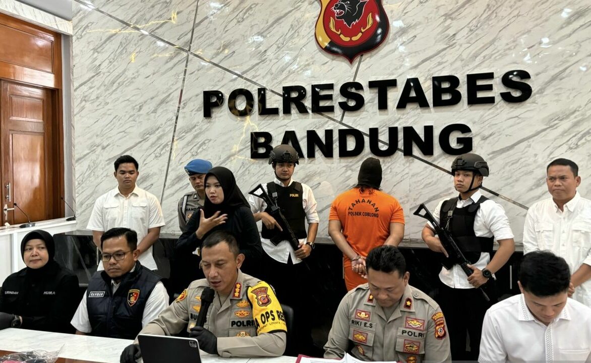 Kombes Pol. Budi Sartono Kapolrestabes Bandung saat ungkap kasus pembunuhan seorang wanita di Mapolrestabes Bandung, Jawa Barat, Senin (15/4/2024). Foto: Antara