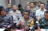 Irjen Pol Johnny Eddizon Isir Kapolda Papua Barat (depan tengah) bersama pimpinan TNI memberikan keterangan pres terkait kasus bentrok antara personel TNI AL dan anggota Brimob di Polresta Sorong Kota, Papua Barat Daya, Minggu (14/4/2024). Foto: Antara