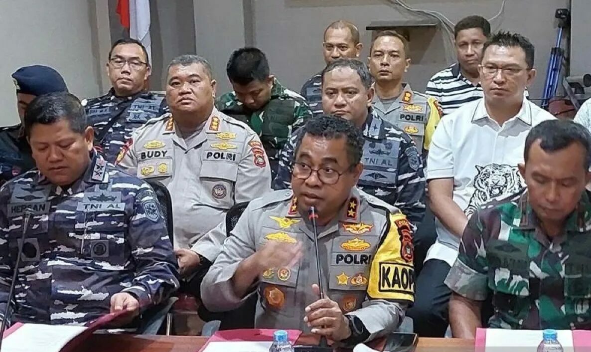 Irjen Pol Johnny Eddizon Isir Kapolda Papua Barat (depan tengah) bersama pimpinan TNI memberikan keterangan pres terkait kasus bentrok antara personel TNI AL dan anggota Brimob di Polresta Sorong Kota, Papua Barat Daya, Minggu (14/4/2024). Foto: Antara