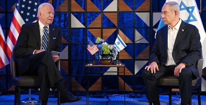 Joe Biden, Presiden AS (kanan) bersama Benjamin Netanyahu, Perdana Menteri Israel (kiri) sedang berdiskusi terkait penyerangan Iran. Foto: Anadolu