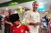 Joko Widodo Presiden mengajak puluhan anak yatim berbelanja baju Lebaran di Mal Atrium, Senen, Jakarta Pusat, Selasa (9/4/2024). Foto: Antara