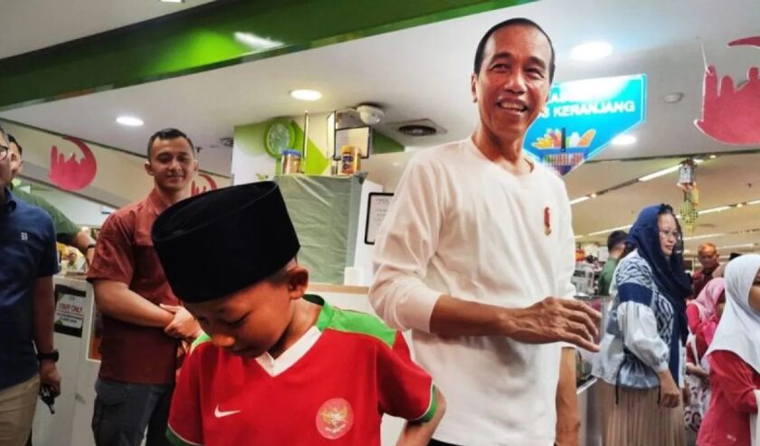 Joko Widodo Presiden mengajak puluhan anak yatim berbelanja baju Lebaran di Mal Atrium, Senen, Jakarta Pusat, Selasa (9/4/2024). Foto: Antara