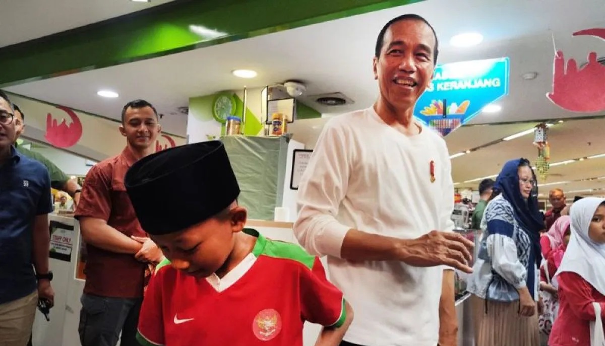 Joko Widodo Presiden mengajak puluhan anak yatim berbelanja baju Lebaran di Mal Atrium, Senen, Jakarta Pusat, Selasa (9/4/2024). Foto: Antara