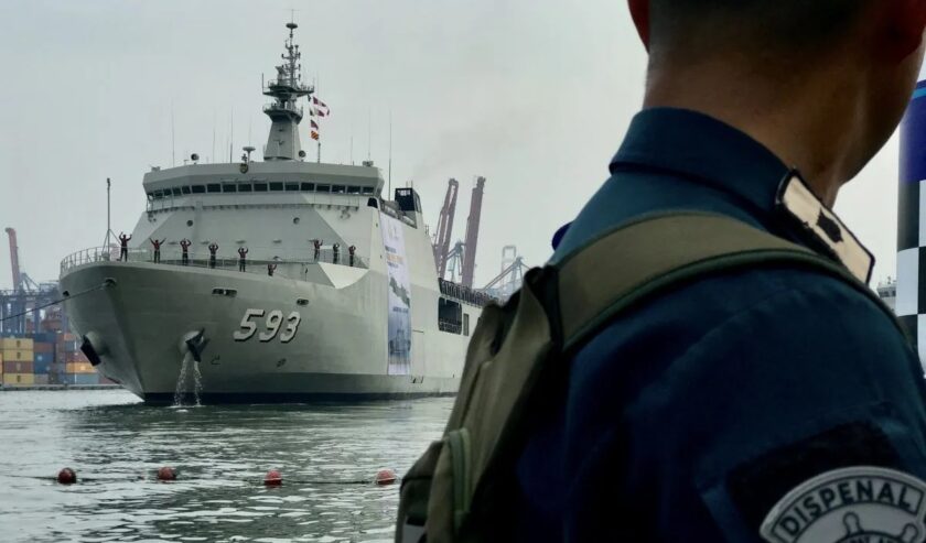 Kapal perang TNI Angkatan Laut KRI Banda Aceh-593 berlayar mengantar para pemudik dari Dermaga Kolinlamil, Jakarta, Jumat (5/4/2024), menuju Semarang, Jawa Tengah, dan Surabaya, Jawa Timur. Foto: Antara