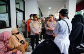 Jenderal Pol. Listyo Sigit Prabowo Kapolri meninjau korban kecelakan KM 58 di RSUD Karawang, Jawa Barat, Senin (8/4/2024). Foto: Divisi Humas Polri