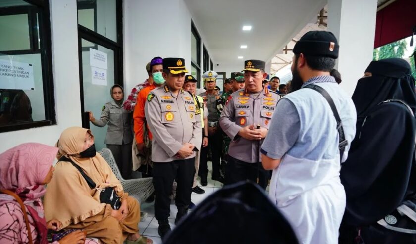 Jenderal Pol. Listyo Sigit Prabowo Kapolri meninjau korban kecelakan KM 58 di RSUD Karawang, Jawa Barat, Senin (8/4/2024). Foto: Divisi Humas Polri