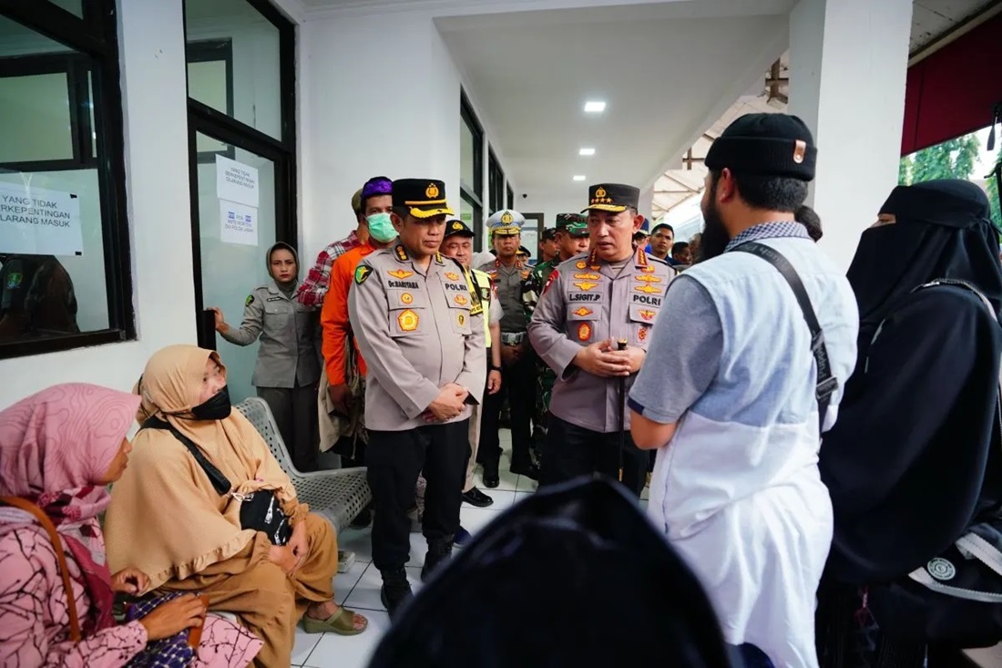 Jenderal Pol. Listyo Sigit Prabowo Kapolri meninjau korban kecelakan KM 58 di RSUD Karawang, Jawa Barat, Senin (8/4/2024). Foto: Divisi Humas Polri