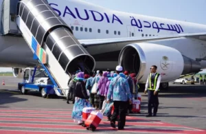 Ilustrasi jemaah haji menuju pesawat Saudia Airlines yang akan membawa mereka ke Tanah Suci.