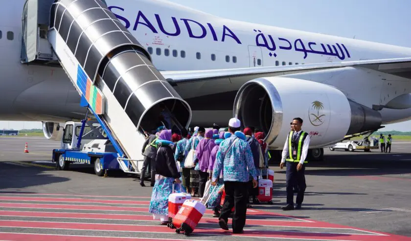 Ilustrasi jemaah haji menuju pesawat Saudia Airlines yang akan membawa mereka ke Tanah Suci.