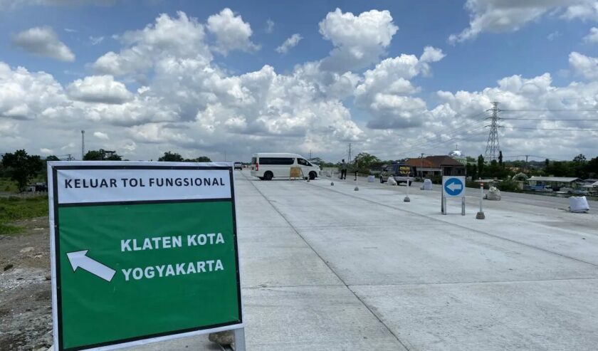 Kendaraan melintas di jalan Tol Solo-Yogyakarta, Senin (1/4/2024). Jalan tol yang masih dalam proses konstruksi ini akan dibuka secara fungsional pada 5-15 April 2024. Foto: Antara