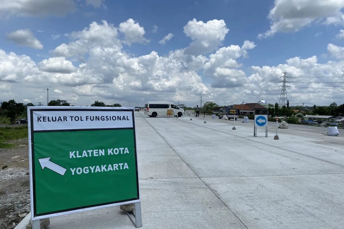 Kendaraan melintas di jalan Tol Solo-Yogyakarta, Senin (1/4/2024). Jalan tol yang masih dalam proses konstruksi ini akan dibuka secara fungsional pada 5-15 April 2024. Foto: Antara